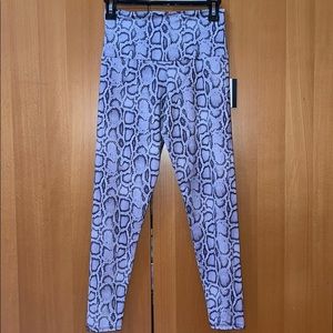 NWT Size small women’s Onzie leggings